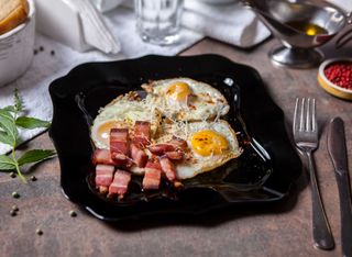 Ouă ochiuri cu bacon și cașcaval