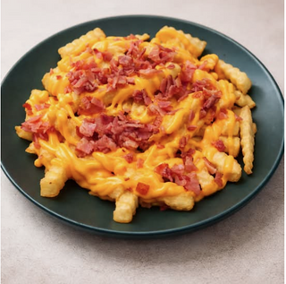 Ración De Patatas Con Bacon Cheese