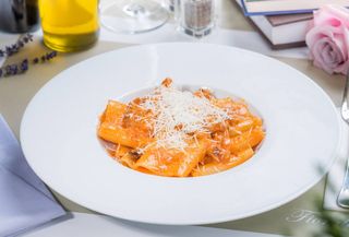 Paccheri amatriciana cu pancetta (guanciale), sos de roșii și pecorino