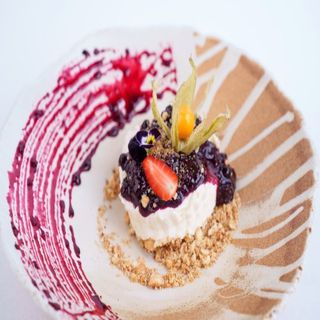 Чийзкейк с горски плодове и карамелизирани трохи (250г)