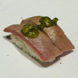 181. Nigiri de Atún Flameado con Wasabi (2 Pzs.)