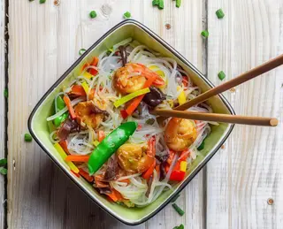 Spaghetti di Soia con Gamberetti e verdura
