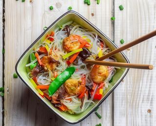 Spaghetti di Soia con Gamberetti e verdura