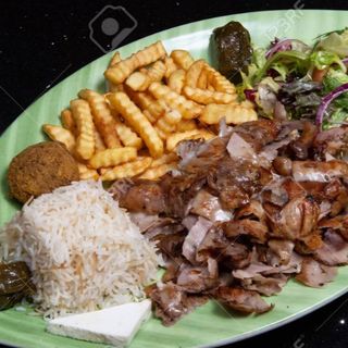 Plato Con Falafel Con Pan Y Carne De Ternera