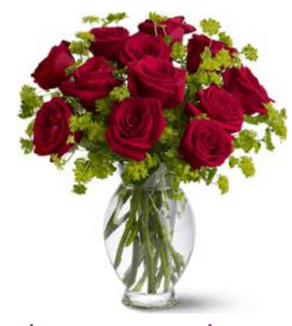 Elegante mazzo di 12 rose rosse confezionato con verde decorativo di stagione