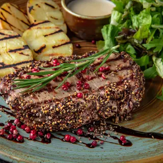 Peper Steak cu cartofi copt si sos din frișcă și parmigiano