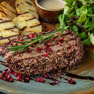 Peper Steak cu cartofi copt si sos din frișcă și parmigiano