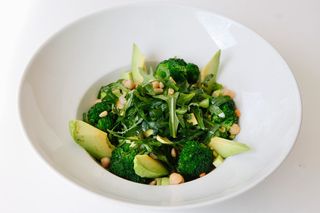Salata de naut, broccoli si avocado