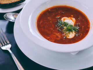 Борщ зі сметаною (330/25/35г)