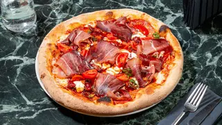 Pizza cu cârnăciori de bere