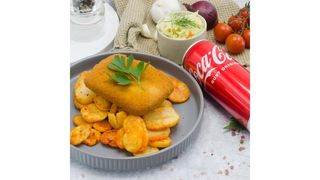 Cascaval pane cu pesmet auriu,rondele crocante de cartofi,salata de varza alba,Coca Cola