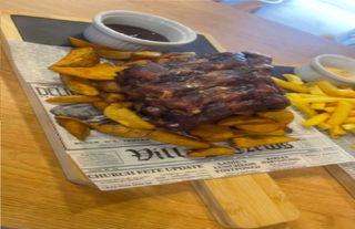 Coaste porc bbq cu petale de cartofi prăjiți 