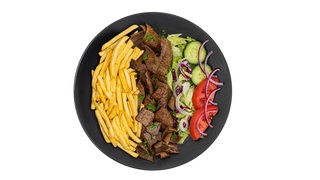 Kebap na talerzu z frytkami