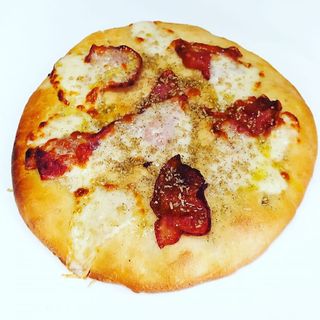 Pizzetta bianca gricia pancetta, mozzarella e pecorino
