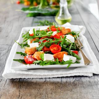 Sałatka z Fetą oraz grillowanym kurczakiem + grzanki