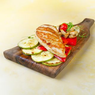 Pileći file sa grill povrćem