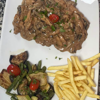  EMINCE DE VOLAILLE A LA CRÈME ET CHAMPIGNONS 