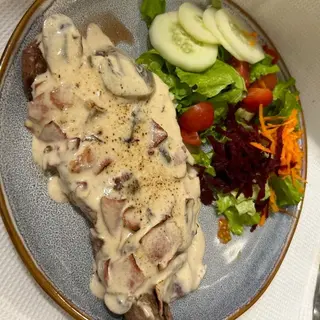Bife de Lombo de Vaca na Grelha com Molho de Cogumelos e Presunto