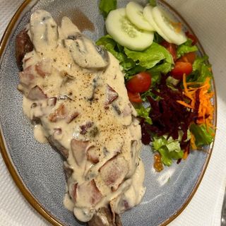 Bife de Lombo de Vaca na Grelha com Molho de Cogumelos e Presunto