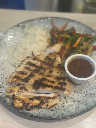 Пуешко филе с бял ориз и сотирани зеленчуци