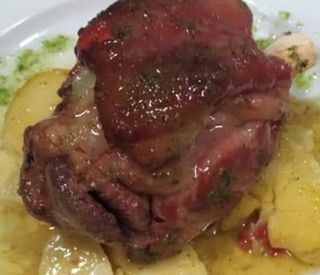 Codillo de cerdo asado 