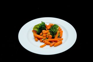 Sote de broccoli și morcovi baby