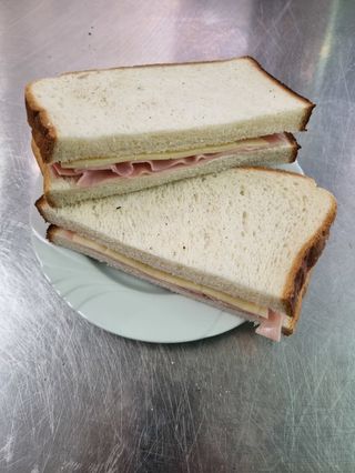 Toast prosciutto cotto e formaggio
