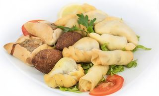 Varietà di involtini fritti