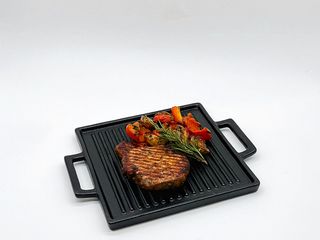 Корейка на кістці з овочами