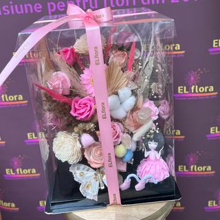 Cutie cu flori uscate și fetiță vesela