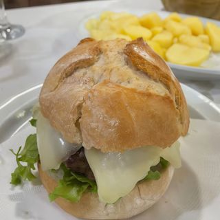 hamburguesa de vaca vieja a la brasa