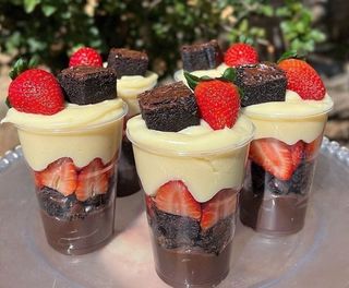 Delicia de brownie com morangos.