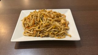 udon con frutti di mare e verdure