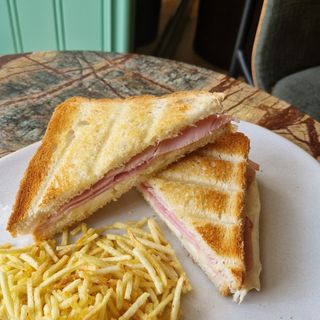 Sandwich de lacón y queso