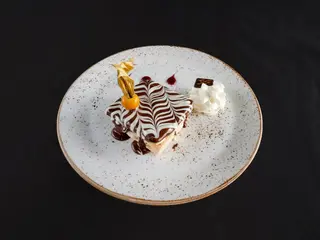 Milhojas Con Crema Y Chocolate Caliente