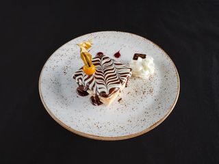 Milhojas Con Crema Y Chocolate Caliente