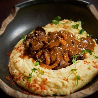 Ficăței de pui în sos de vin și usturoi cu piure