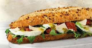 Bocadillo caliente de mozzarella con pesto y tomate seco mini