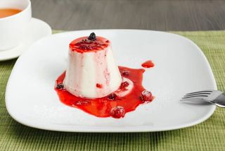 Панакота с лесными ягодами