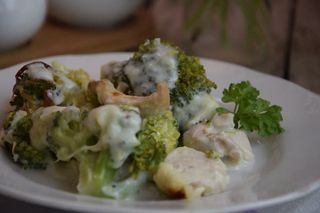 СВИНСКО С БРОКОЛИ КАРФИОЛ И СМЕТАНА  (350гр)