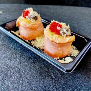 38 GUNKAN SALMÓN BRASEADO (2U)军舰烤三文鱼