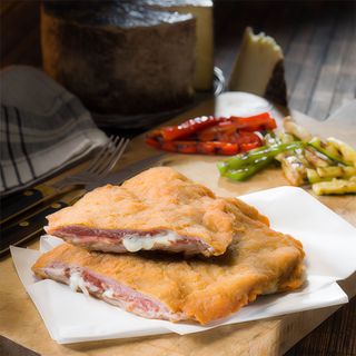 Cachopo Ternera Asturiana de beicon y queso para 2 + ración patatas fritas