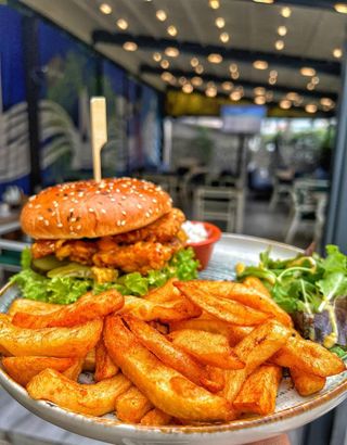 Burger de pui si cartofi 