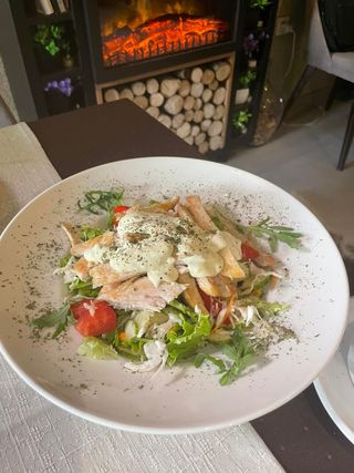 Pileća salata sa cezar dresingom