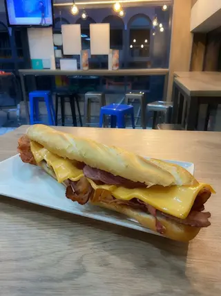 Baguette De Bacon Y Queso Fundido