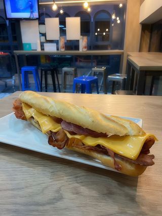 Baguette De Bacon Y Queso Fundido