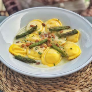Raviolacci De Pera Y Ricotta con Salsa Gorgonzola y Parmesano, Piñones y Espárrago Verde