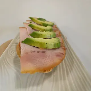 Tostada de Sajonia con aguacate 