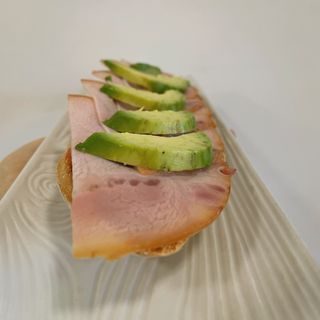 Tostada de Sajonia con aguacate 