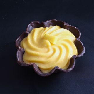 136.Mango sorbete en una fllor de chocolate